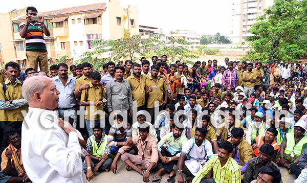 ಮಂಗಳೂರು: ಮನಪಾ ಮುಂದೆ ತ್ಯಾಜ್ಯ ವಿಲೇವಾರಿ ಕಾರ್ಮಿಕರ ಧರಣಿ