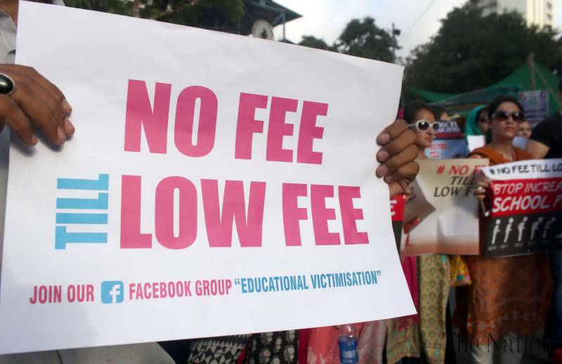 ಶಾಲಾ ಶುಲ್ಕ ಪಾವತಿ ವಿಚಾರ: ವಿದ್ಯಾರ್ಥಿಗಳ ತಂದೆಯಂದಿರಿಂದ ವಿಚಿತ್ರ ಪ್ರತಿಭಟನೆ