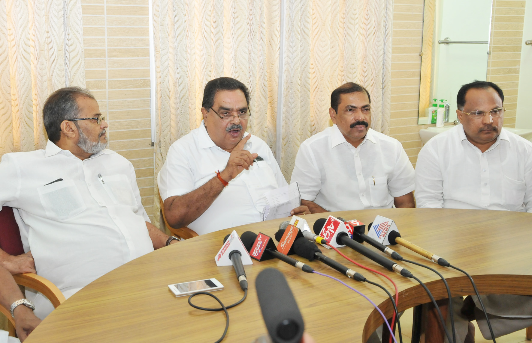 ಭ್ರಷ್ಟಾಚಾರ ನಡೆಸಿ ಜೈಲಿಗೆ ಹೋದವರು ನಮಗೆ ಬುದ್ದಿ ಹೇಳಲು ಹೊರಟಿದ್ದಾರೆ: ರಮಾನಾಥ ರೈ