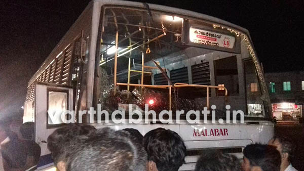 ಮಂಗಳೂರು: ಕೋಟೆಕಾರ್‌ ಹಾಗೂ ತೂಮಿನಾಡುನಲ್ಲಿ  ಕೇರಳದ ಬಸ್‌ಗಳಿಗೆ ಕಲ್ಲು ಎಸೆತ