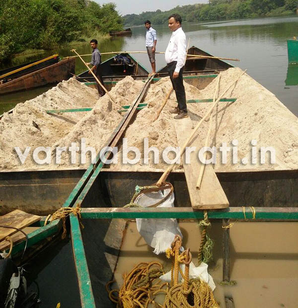 ಬಂಟ್ವಾಳ: ಅಕ್ರಮ ಮರಳು ಅಡ್ಡೆಗೆ ದಾಳಿ; 6 ಲಕ್ಷ ರೂ. ಮೌಲ್ಯದ ಯಾಂತ್ರೀಕೃತ ದೋಣಿ ವಶ