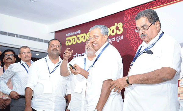 ‘ಸಂವಿಧಾನ’ವನ್ನು ಗೌರವಿಸದವರಿಗೆ ಚಪ್ಪಲಿಯಿಂದ ಹೊಡೆಯಬೇಕು: ಸಚಿವ ಖಾದರ್