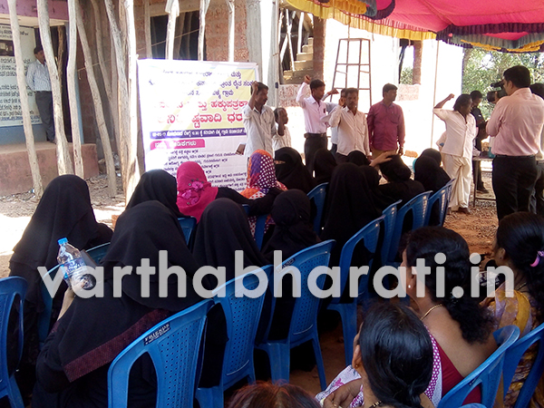 ಕೊಣಾಜೆ: ಬೆಳ್ಮ ಗ್ರಾಮ ಪಂಚಾಯತ್ ಎದುರು ನಿವೇಶನ,  ಹಕ್ಕುಪತ್ರಕ್ಕಾಗಿ ಅನಿರ್ಧಿಷ್ಟಾವಧಿ ಧರಣಿ