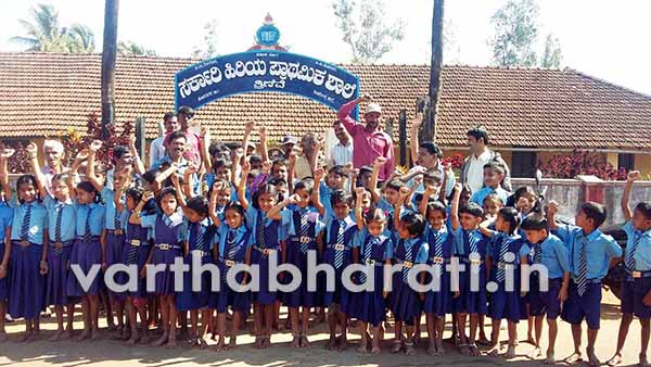 ಶಾಲೆಯ ಮುಂಭಾಗ ಹರಿದು ಬಿದ್ದ ವಿದ್ಯುತ್ ತಂತಿ: ಪ್ರತಿಭಟನೆ ನಡೆಸಿದ ವಿದ್ಯಾರ್ಥಿಗಳು,