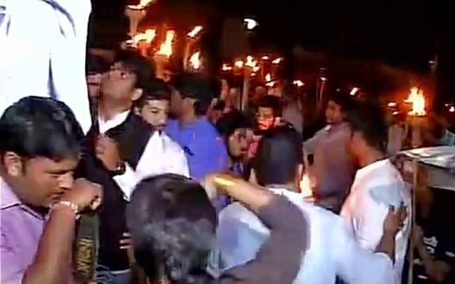 ಎಬಿವಿಪಿ ವಿರುದ್ಧ ರಣಕಹಳೆ : ದಿಲ್ಲಿ ವಿವಿ ವಿದ್ಯಾರ್ಥಿಗಳು, ಪ್ರಾಧ್ಯಾಪಕರಿಂದ ಬೃಹತ್ ಪ್ರತಿಭಟನಾ ರ‍್ಯಾಲಿ