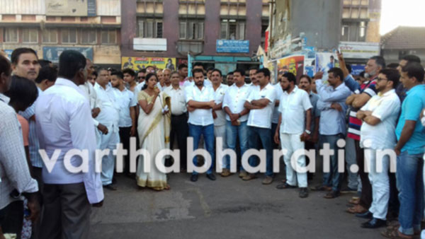 ರಸ್ತೆ ಗಾಮಗಾರಿಯ ಬ್ಯಾನರ್ ಗೆ ಹಾನಿ : ಯುವ ಕಾಂಗ್ರೆಸ್ ಪ್ರತಿಭಟನೆ