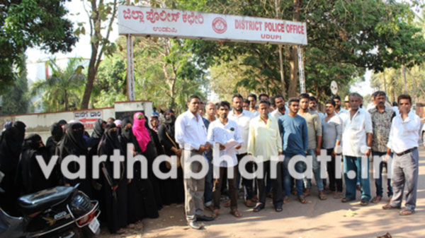 ರಿಕ್ಷಾ ಚಾಲಕನ ಕೊಲೆ, ಮಸೀದಿಗೆ ಕಲ್ಲೆಸೆತ ಪ್ರಕರಣದ ಸಮಗ್ರ ತನಿಖೆಗೆ ಆಗ್ರಹಿಸಿ ಧರಣಿ