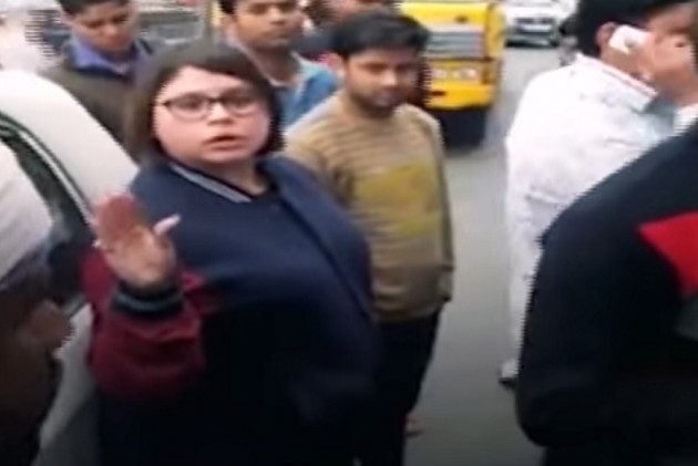 ನೋವಿನಿಂದ ನರಳುತ್ತಿದ್ದ ಗರ್ಭಿಣಿಯಿದ್ದ ಕಾರನ್ನು ತಡೆದು ನಿಲ್ಲಿಸಿದ ಮಹಿಳೆ