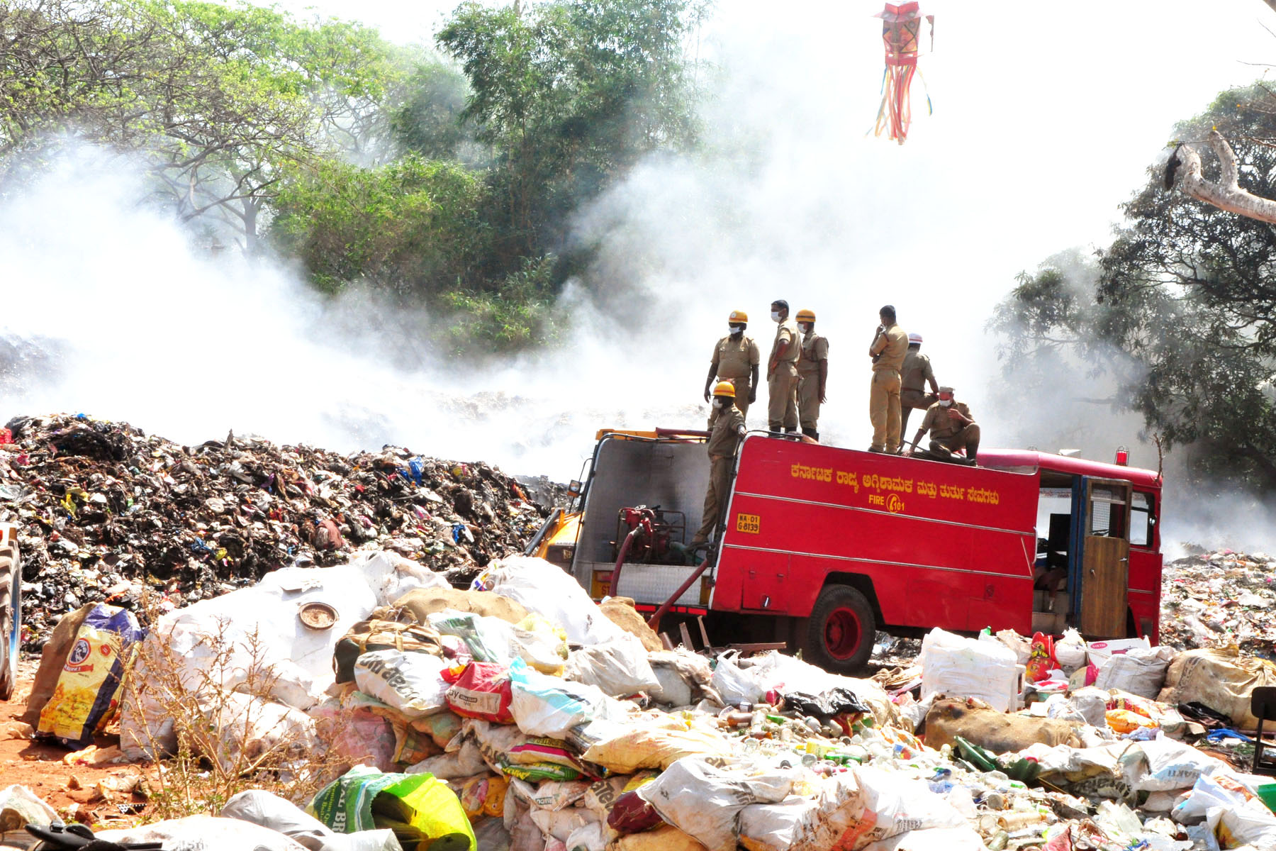 ಕಿಡಿಗೇಡಿಗಳಿಂದ ತ್ಯಾಜ್ಯಕ್ಕೆ ಬೆಂಕಿ: ಪರಿಸರ ಮಾಲಿನ್ಯ