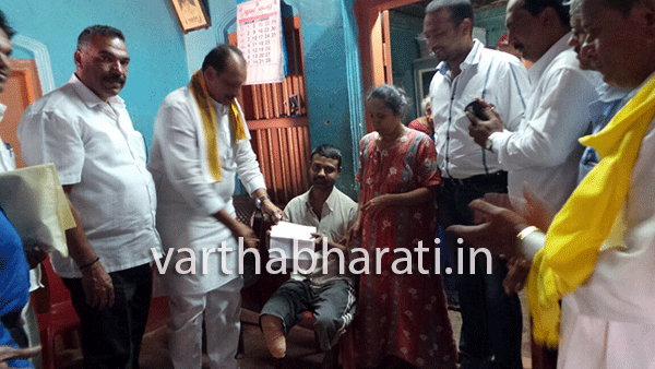 ಮುಖ್ಯಮಂತ್ರಿ ಪರಿಹಾರ ನಿಧಿಯ ಚೆಕ್ ವಿತರಣೆ