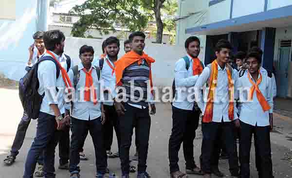 ಸಮವಸ್ತ್ರ ವಿವಾದ : ಶಿವಮೊಗ್ಗದ ಇತರೆ ಕಾಲೇಜುಗಳಿಗೂ ಕಾಲಿಟ್ಟ ಕೇಸರಿ ಶಾಲು !