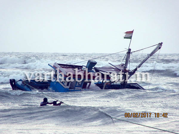 ಮೀನುಗಾರಿಕೆಗೆ ತೆರಳಿದ 2 ಬೋಟು ಮುಳುಗಡೆ ; 30ಲಕ್ಷಕ್ಕೂ ಹೆಚ್ಚು ನಷ್ಟ