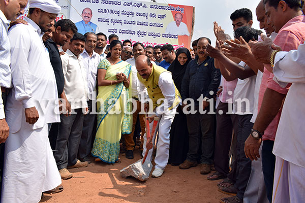ನೂತನ ಮಾರುಕಟ್ಟೆ ಕಾಮಗಾರಿಗೆ ಶಾಸಕ ಮೊಯ್ದಿನ್ ಬಾವಾ ಚಾಲನೆ