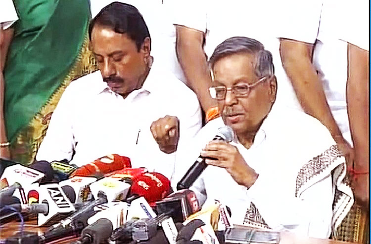 ‘ಚಿನ್ನಮ್ಮ ’ಮುಖ್ಯಮಂತ್ರಿ ಗದ್ದುಗೆ ಏರುವುದನ್ನು ತಡೆಯಲು ಯಾರಿಗೂ ಸಾಧ್ಯವಿಲ್ಲ: ಎಡಿಎಂಕೆ