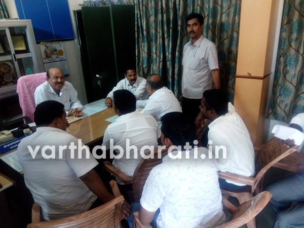 ಮೂಡುಬಿದಿರೆ ಪುರಸಭೆಯಲ್ಲಿ ಶುಲ್ಕ ಏರಿಕೆ: ಮುಖ್ಯಾಧಿಕಾರಿಗೆ ಪ್ರತಿಭಟನೆಯ ಬಿಸಿ