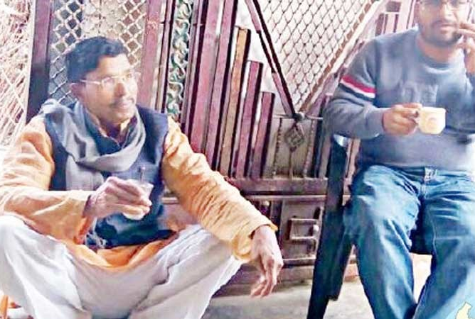 ತನ್ನದೇ ಲೋಟದ ಜೊತೆ ಬಂದು ನೆಲದಲ್ಲೇ ಕೂತು ಮತ ಕೇಳುವ ಬಿಜೆಪಿಯ ದಲಿತ ಅಭ್ಯರ್ಥಿ !