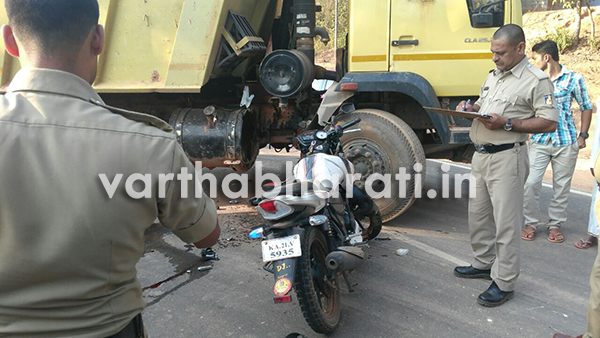 ಟಿಪ್ಪರ್ - ಬೈಕ್ ಢಿಕ್ಕಿ: ತಂದೆ ಮೃತ್ಯು, ಮಗ ಗಂಭೀರ