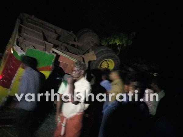 ಬೆಳ್ತಂಗಡಿ: ಚಾಲಕನ ನಿಯಂತ್ರಣ ತಪ್ಪಿ ಬಸ್ ಪಲ್ಟಿ; 10 ಜನರಿಗೆ ಗಾಯ