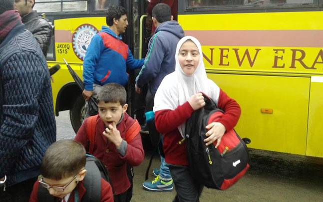 ಕಾಶ್ಮೀರ:ಸುದೀರ್ಘ ಅವಧಿಯಿಂದ ಮುಚ್ಚಿದ್ದ ಶಾಲೆಗಳು ಕೊನೆಗೂ ಪುನರಾರಂಭ