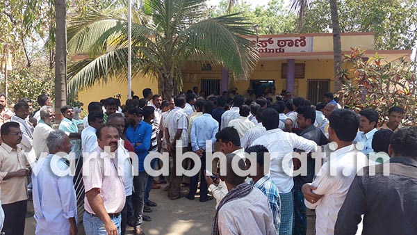 ಮೂರು ಮಕ್ಕಳ ಬಲಿ ಪಡೆದವರ ಮೇಲೆ ದುರ್ಬಲ ಪ್ರಕರಣ: ಮೃತ ಮಕ್ಕಳ ರಕ್ತ ಸಂಬಂಧಿಕರಿಂದ ಪೊಲೀಸ್ ಠಾಣೆ ಎದುರು ಪ್ರತಿಭಟನೆ