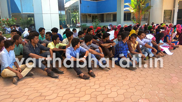 ಮಂಗಳೂರು: ಇಯರ್ ಬ್ಯಾಕ್ ಪದ್ದತಿ ವಿರುದ್ಧ ನಾಲ್ಕನೆ ದಿನಕ್ಕೆ ಕಾಲಿಟ್ಟ ವಿದ್ಯಾರ್ಥಿಗಳ ಪ್ರತಿಭಟನೆ