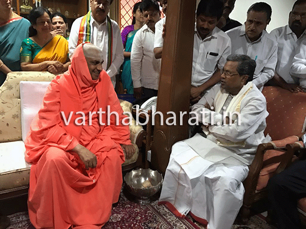 ಸುತ್ತೂರು ಮಠಾಧೀಶರನ್ನು ಭೇಟಿಯಾದ ಸಿದ್ದರಾಮಯ್ಯ