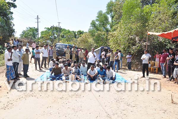 ವಿಟ್ಲ ರಸ್ತೆ ಡಾಮರೀಕರಣಗೊಳಿಸುವಂತೆ ಪ್ರತಿಭಟನೆ