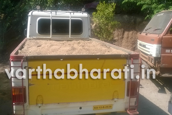 ಅಕ್ರಮ ಮರಳು ಸಾಗಿಸುತ್ತಿದ್ದ ಪಿಕ್ಆಪ್ ವಾಹನ ಸೇರಿದಂತೆ ನಾಲ್ವರ ಬಂಧನ