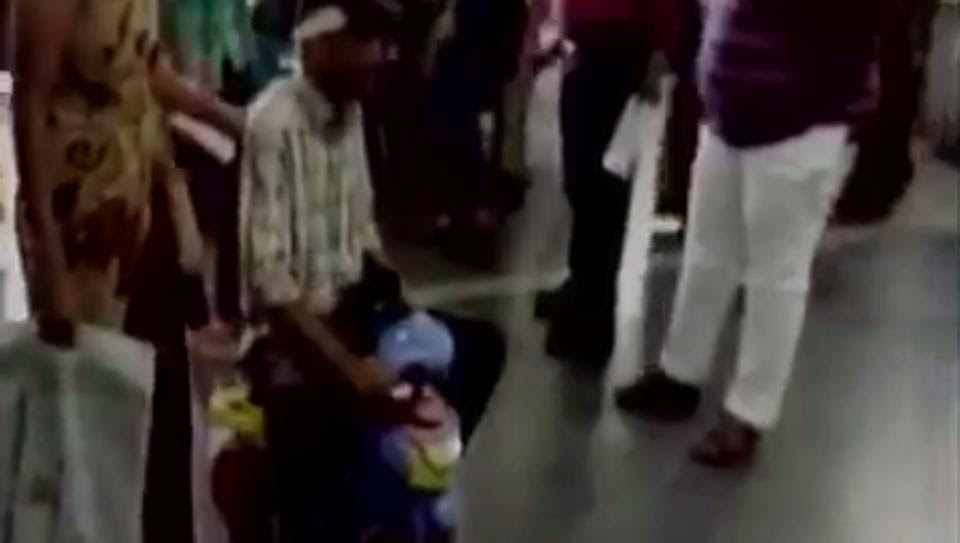 ಲಂಚ ನೀಡದ್ದಕ್ಕೆ ಶಿಕ್ಷೆ , ಮಕ್ಕಳ ಮೂರು ಚಕ್ರದ ಸೈಕಲ್ಲೇ ಈ ರೋಗಿಗೆ ವೀಲ್ ಚೇರ್ !