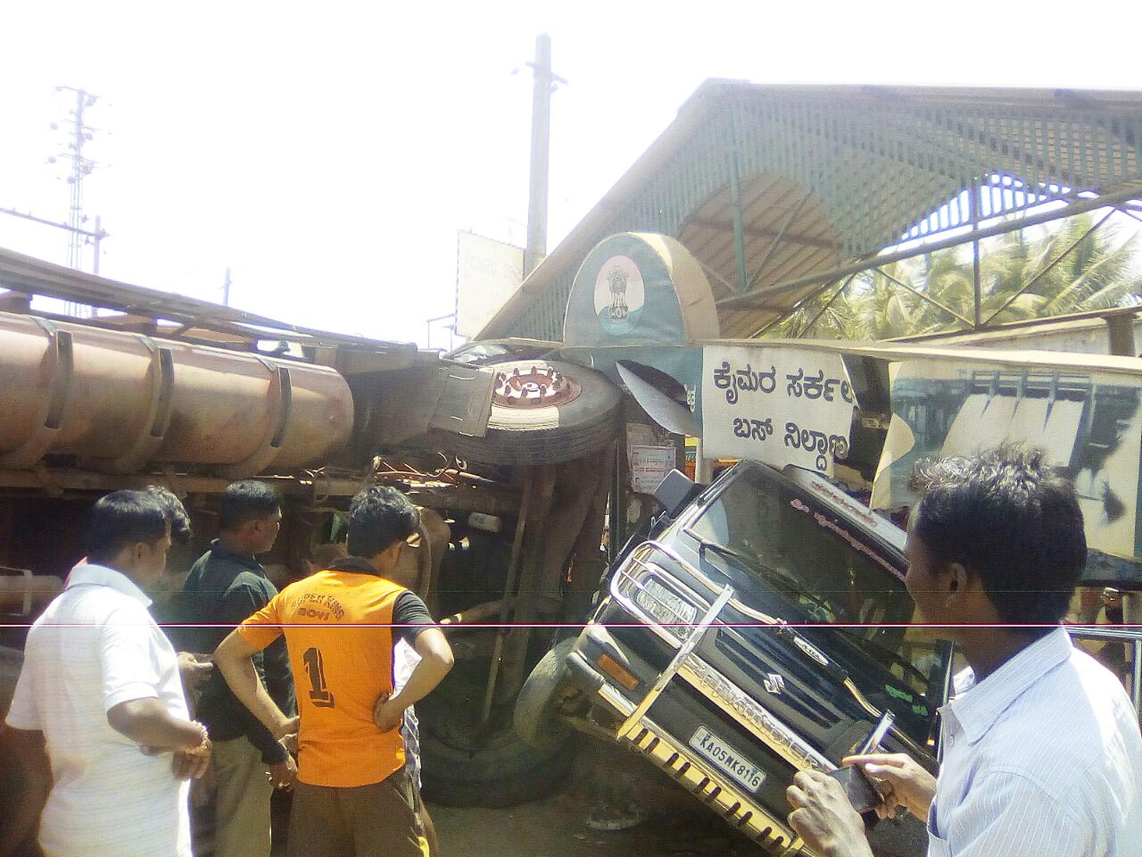 ​ಗ್ಯಾಸ್ ಸಿಲಿಂಡರ್ ಲಾರಿ ಪಲ್ಟಿ