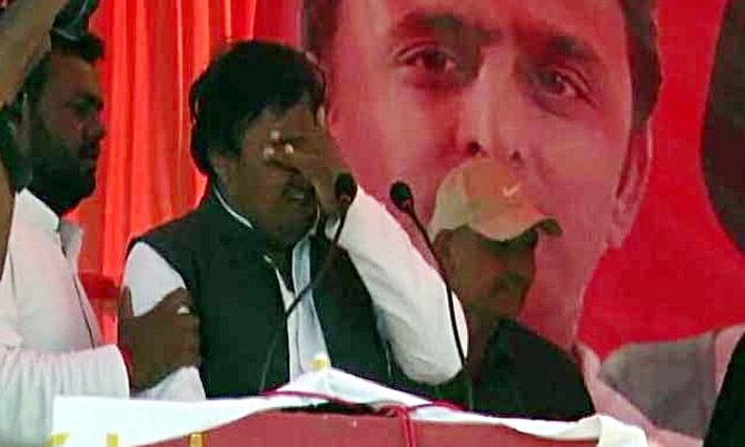 ಪಕ್ಷದೊಳಗಿನ ಭಿನ್ನಮತದಿಂದ ಹತಾಶೆ : ಅಖಿಲೇಶ್ ಎದುರೇ ವೇದಿಕೆಯಲ್ಲಿ ಕಣ್ಣೀರಿಟ್ಟ ಅಭ್ಯರ್ಥಿ