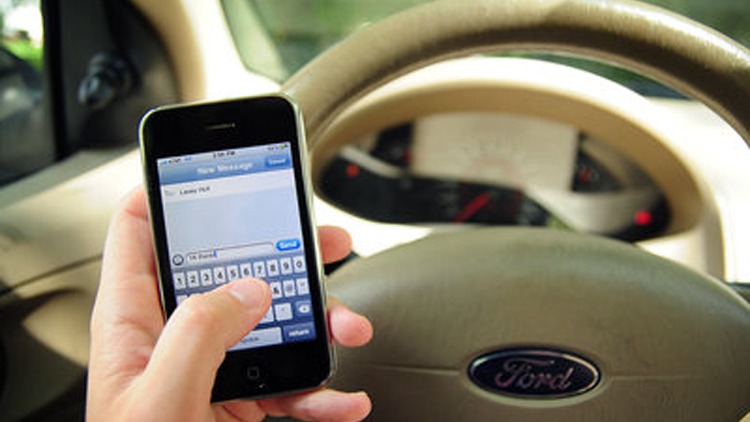 ಅಬುಧಾಬಿ: ವಾಹನ ಚಲಾಯಿಸುವಾಗ ಮೊಬೈಲ್ ಉಪಯೋಗಿಸಿ ಸಿಕ್ಕಿಬಿದ್ದವರು ಎಷ್ಷು ಸಾವಿರ ಮಂದಿ ಗೊತ್ತೇ ?