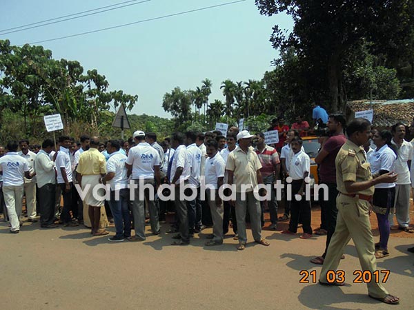ರಾಜ್ಯ ರಸ್ತೆ ಅಗಲೀಕರಣಗೊಳಿಸುವಂತೆ ಆಗ್ರಹಿಸಿ ಪ್ರತಿಭಟನೆ