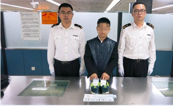 ಶೂನಲ್ಲಿ 1,000 ವಜ್ರಗಳನ್ನು ಸಾಗಿಸುತ್ತಿದ್ದಾತನ ಬಂಧನ