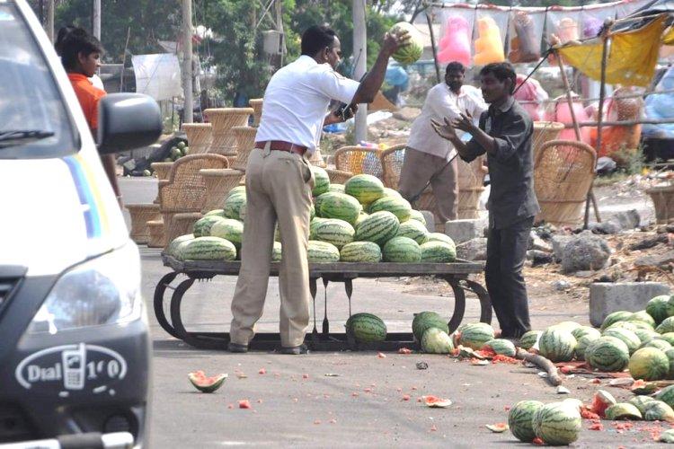 ಬಡ ವ್ಯಾಪಾರಿಯ ಮೇಲೆ ಪೊಲೀಸ್ ಅಧಿಕಾರಿಯ ದರ್ಪದ ಚಿತ್ರ ವೈರಲ್: ವ್ಯಾಪಕ ಆಕ್ರೋಶ
