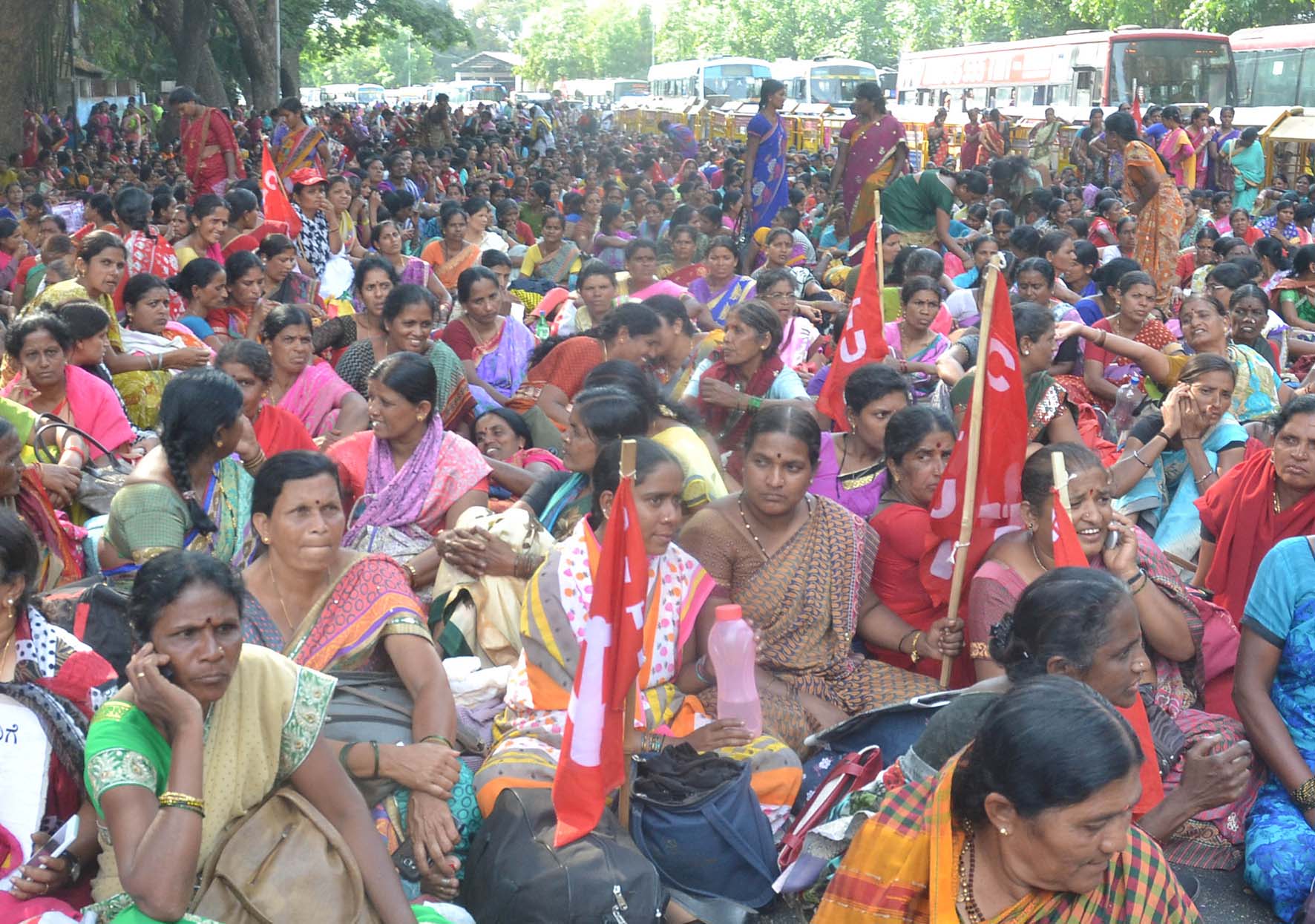 4ನೆ ದಿನಕ್ಕೆ ಕಾಲಿಟ್ಟ ಅಂಗನವಾಡಿ ಕಾರ್ಯಕರ್ತೆಯರ ಧರಣಿ : ಅಸ್ವಸ್ಥಗೊಂಡರೂ ನಿಲ್ಲದ ಮಾನಿನಿಯರ ಕೂಗು