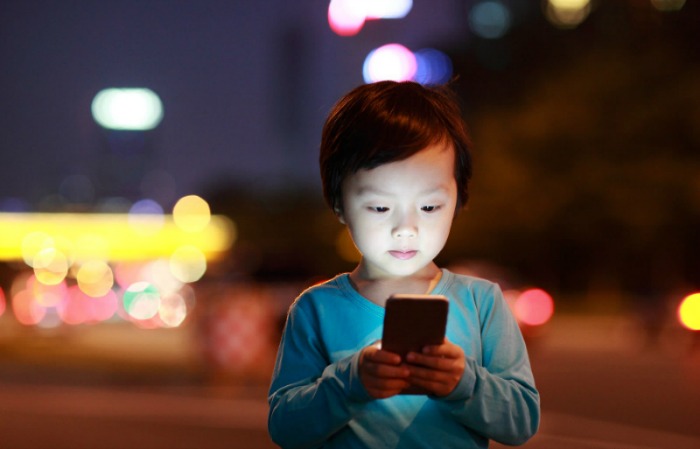 ಅಸ್ವಸ್ಥ ತಾಯಿಯ ಐಫೋನ್ ಅನ್ ಲಾಕ್ ಮಾಡಿ ಎಮರ್ಜನ್ಸಿ ಸೇವೆಗೆ ಕರೆ ಮಾಡಿದ 4ರ ಪೋರ!