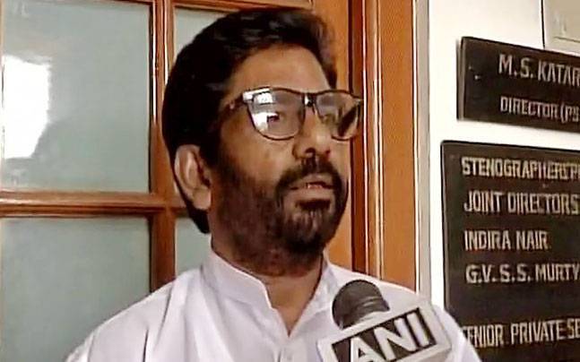 ಚಪ್ಪಲಿಯಿಂದ ಥಳಿಸಿದ ಶಿವಸೇನಾ ಸಂಸದನ ವಿರುದ್ಧ ಎಫ್‌ಐಆರ್