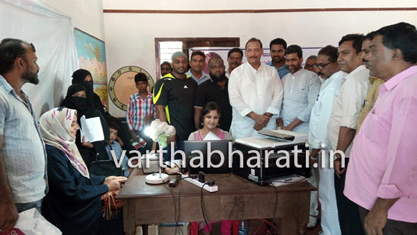 ​ಆಧಾರ್ ಕೇಂದ್ರಕ್ಕೆ ಐವನ್ ಡಿಸೋಜ ಭೇಟಿ