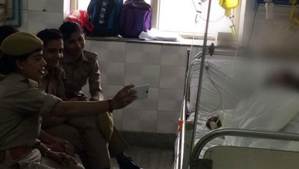 ಸೆಲ್ಫಿ ಅವಾಂತರ: ಮಹಿಳಾ ಪೇದೆಗಳು ಅಮಾನತು