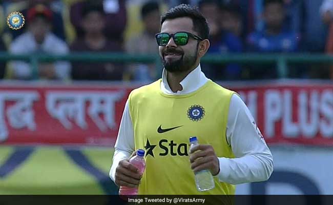 ​ತಂಡದ ಸಹ ಆಟಗಾರರಿಗೆ   ಕೊಹ್ಲಿಯಿಂದ ಪಾನೀಯ ಸರಬರಾಜು !