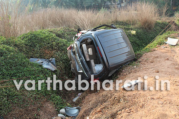 ಗದ್ದೆಗೆ ​ಕಾರು ಉರುಳಿ ಚಾಲಕ ಗಂಭೀರ