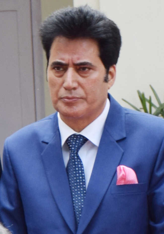 ಜಮ್ಮು -ಕಾಶ್ಮೀರದ ವಕ್ಫ್ ಸಚಿವರ ಮನೆ ಮೇಲೆ ಉಗ್ರರ ದಾಳಿ: ಓರ್ವ ಪೊಲೀಸ್ ಪೇದೆಗೆ ಗಾಯ