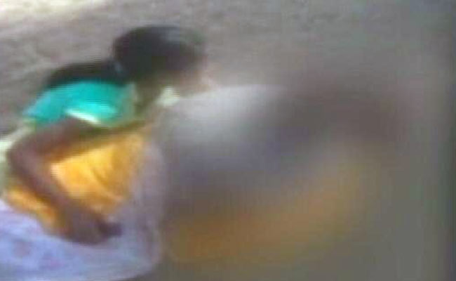 ಮರ ಕಡಿಯಲು ಬಿಡದ ಯುವತಿಯನ್ನು ಜೀವಂತವಾಗಿ ಸುಟ್ಟ ದುಷ್ಟರು !