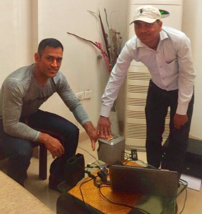 ಧೋನಿಯ  ಆಧಾರ್ ಮಾಹಿತಿ ಬಹಿರಂಗ ವಿರೋಧಿಸಿ ಪತ್ನಿ ಸಾಕ್ಷಿ  ಸಚಿವರಿಗೆ ದೂರು