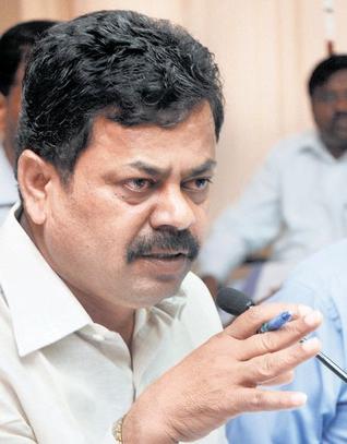 ಮಹದೇವಪ್ರಸಾದ್‌ ಕುಟುಂಬಕ್ಕೆ ಅಧಿಕಾರ ಕೊಡಬೇಕೆಂದಿದ್ದರೆ ಎಂಎಲ್‌ಸಿ ಮಾಡಿ ಅಧಿಕಾರಿ ನೀಡಿ : ರೇಣುಕಾಚಾರ್ಯ