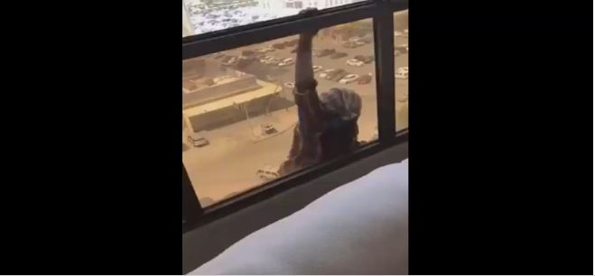 ಮಹಿಳೆ ಜೀವ ಉಳಿಸಲು ಯಾಚಿಸುತ್ತಿದ್ದರೂ ಮೊಬೈಲ್‌ನಲ್ಲಿ ಚಿತ್ರೀಕರಿಸುತ್ತಿದ್ದ ಮಾಲಕ