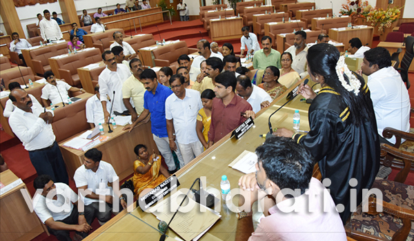 ಮೇಯರ್‌ರಿಂದ ಸರ್ವಾಧಿಕಾರಿ ಧೋರಣೆ ಆರೋಪ: ಸ್ಥಾಯಿ ಸಮಿತಿ ಅಧ್ಯಕ್ಷೆಯ ಧರಣಿ,ಸಭಾತ್ಯಾಗ