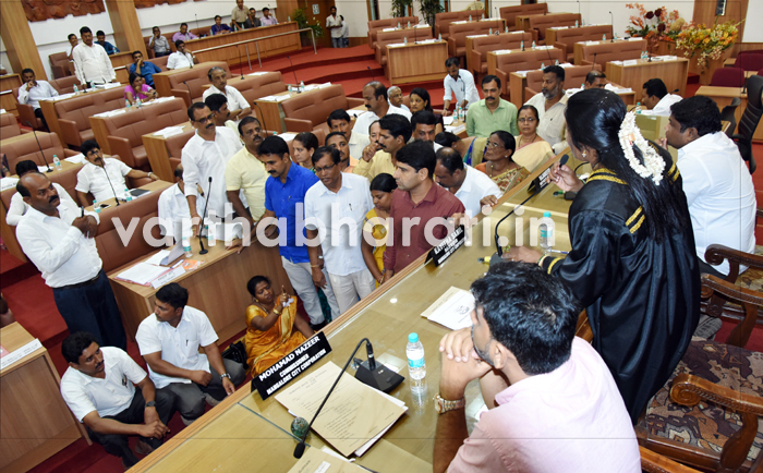 ಮನಪಾ ಸಭೆ  : ಬಹಿರಂಗಗೊಂಡ ಕಾಂಗ್ರೆಸ್ ನ ಬಣ ರಾಜಕೀಯ!