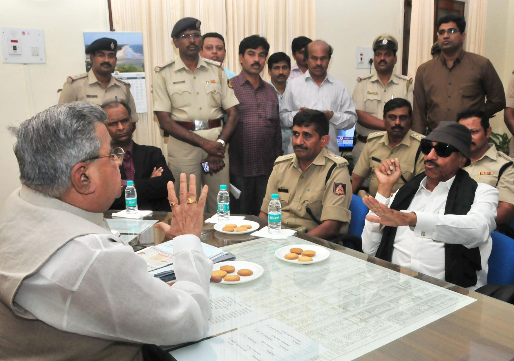 ಮಾಧ್ಯಮಗಳ ನಿಯಂತ್ರಣಕ್ಕೆ ಸದನ ಸಮಿತಿ ರಚನೆ : ಸ್ಪೀಕರ್‌ಗೆ ಕಪ್ಪುಬಾವುಟ ಪ್ರದರ್ಶಿಸಿದ ವಾಟಾಳ್‌ ನಾಗರಾಜ್